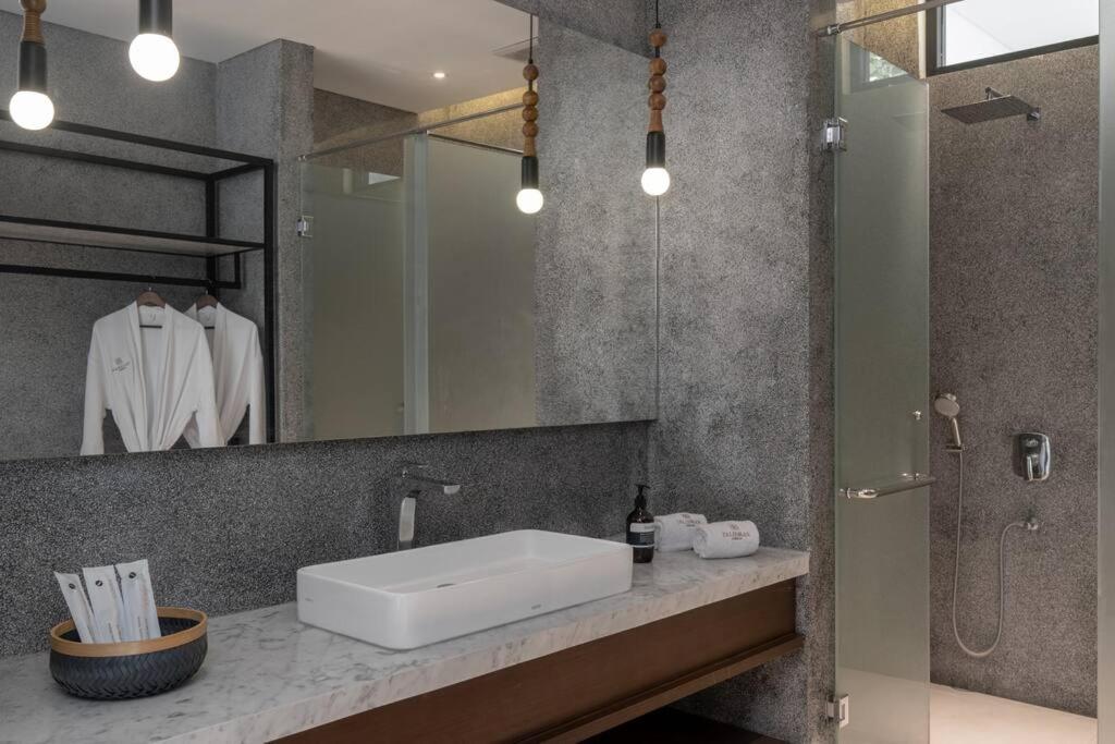 Talisman - Stylish With Rooftop 5 Mins To Villa